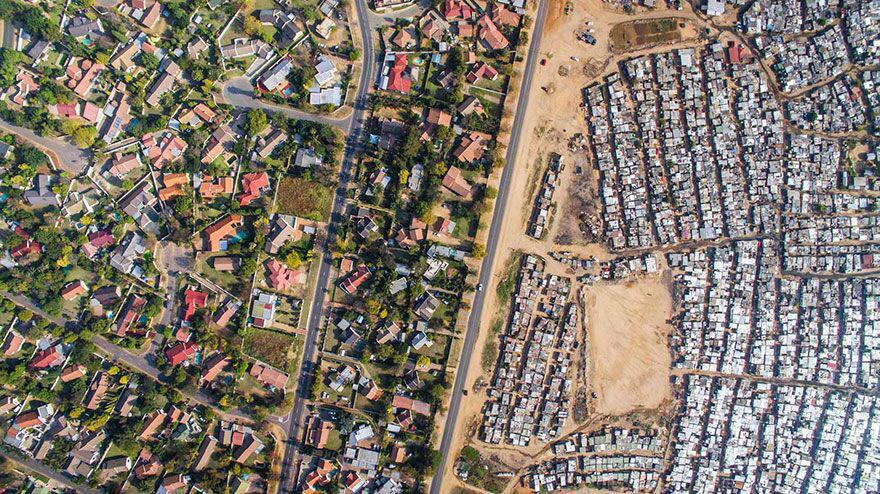 یک خیابان  فاصله  بین فقر و ثروت