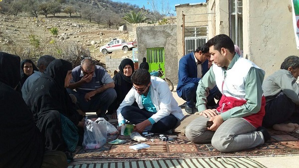 کاروان سلامت هلال احمر در روستای گوراب کهگیلویه