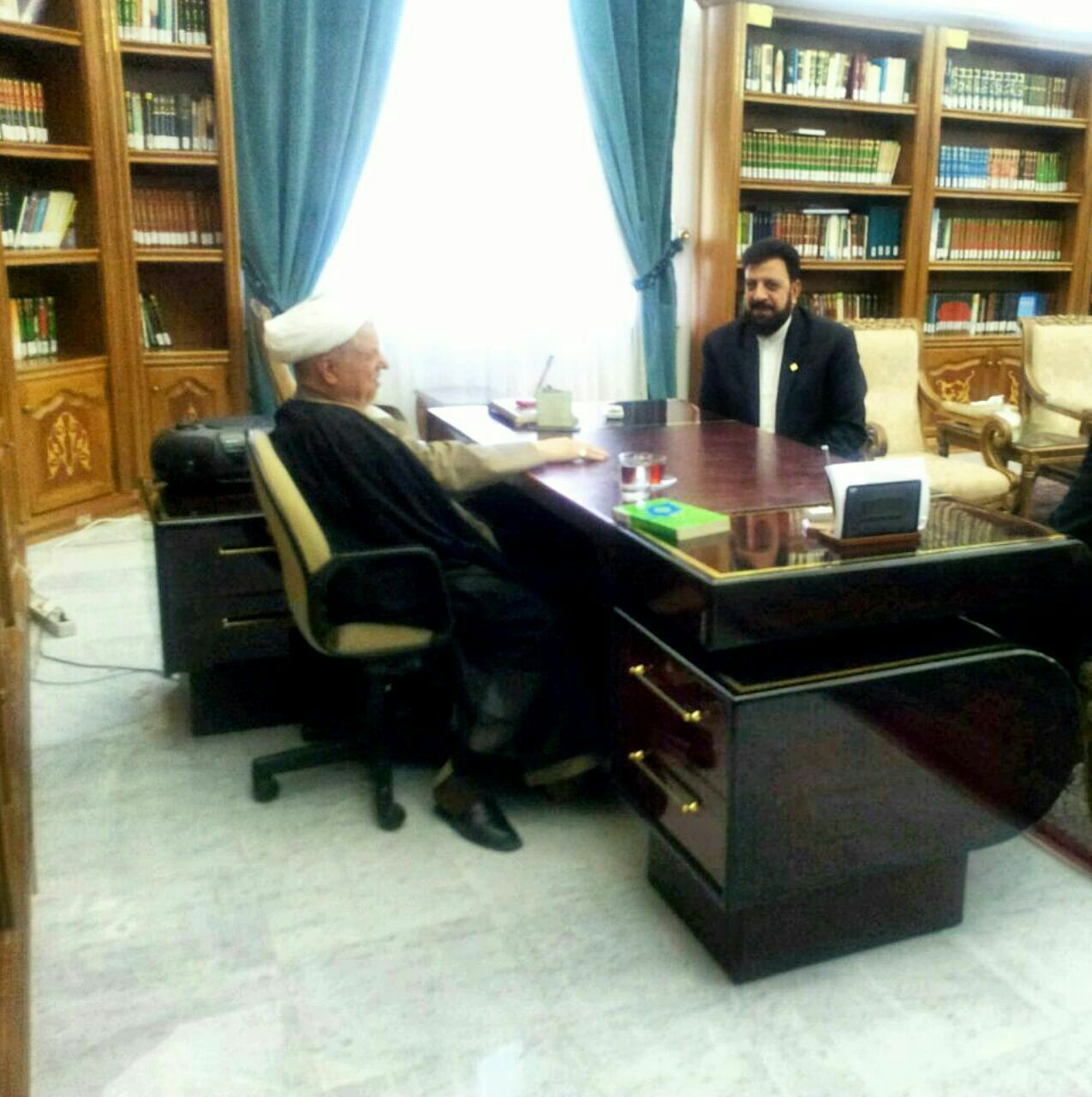 آیت الله هاشمی همواره میگفت که عاشق رهبری هستم آیت الله هاشمی همواره میگفت که عاشق رهبری هستم