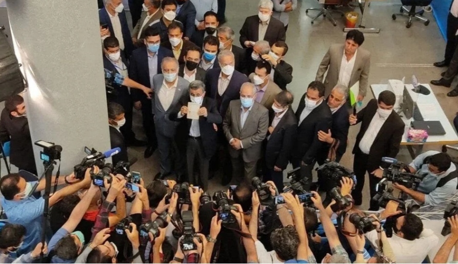 بالارفتن احمدی نژاد از نرده های وزارت کشور/رئیس جمهور اسبق در انتخابات ریاست جمهوری ثبت نام کرد+فیلم