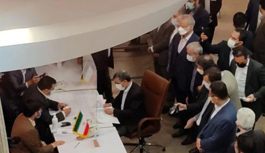 بالارفتن احمدی نژاد از نرده های وزارت کشور/رئیس جمهور اسبق در انتخابات ریاست جمهوری ثبت نام کرد+فیلم بالارفتن احمدی نژاد از نرده های وزارت کشور/رئیس جمهور اسبق در انتخابات ریاست جمهوری ثبت نام کرد+فیلم