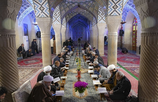 گزارش تصویری ضیافت نور در نصیرالملک: تلاوت و تفسیر قرآن در ماه رمضان گزارش تصویری ضیافت نور در نصیرالملک: تلاوت و تفسیر قرآن در ماه رمضان