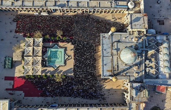 گزارش تصویری-نماز عید بندگی در سومین حرم اهل بیت (ع) اقامه شد گزارش تصویری-نماز عید بندگی در سومین حرم اهل بیت (ع) اقامه شد