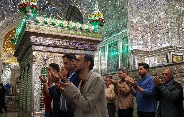 گزارش تصویری-نماز عید بندگی در سومین حرم اهل بیت (ع) اقامه شد گزارش تصویری-نماز عید بندگی در سومین حرم اهل بیت (ع) اقامه شد