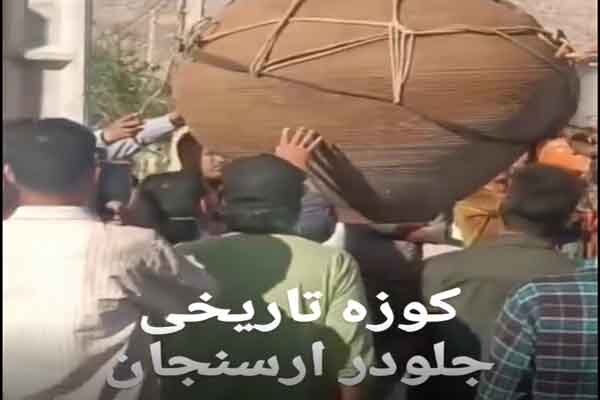 فیلم/ کشف کوزه باستانی در ارسنجان حین حفاری تیر برق