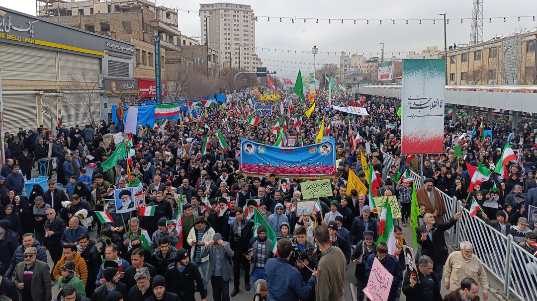 سیل خروشان جمعیت مشهد در یوم الله 22 بهمن سیل خروشان جمعیت مشهد در یوم الله 22 بهمن
