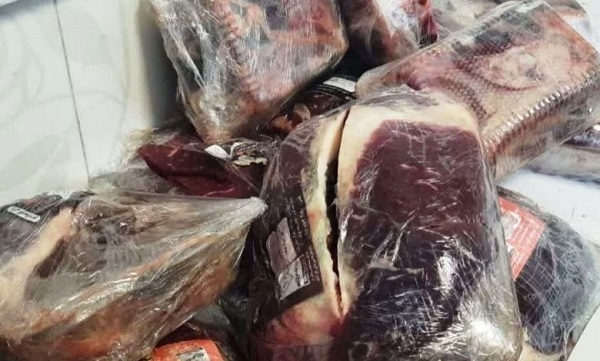 هوشیاری پلیس کازرون مانع از توزیع گوشتهای فاسد در بازار شد/ کشف ۲ تن مواد اولیه غیربهداشتی سوسیس و کالباس