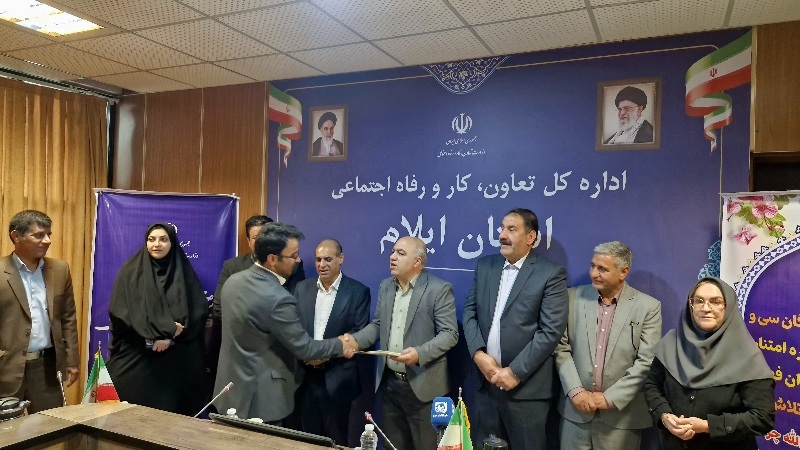 برگزیدگان سی و هفتمین جشنواره امتنان از جامعه کار و تولید در ایلام تجلیل شدند برگزیدگان سی و هفتمین جشنواره امتنان از جامعه کار و تولید در ایلام تجلیل شدند