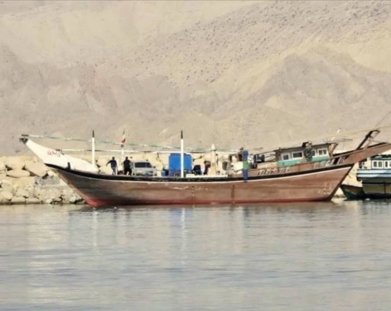 یک لنج باری متعلق به اهالی سیریک مورد حمله آمریکا قرار گرفت یک لنج باری متعلق به اهالی سیریک مورد حمله آمریکا قرار گرفت