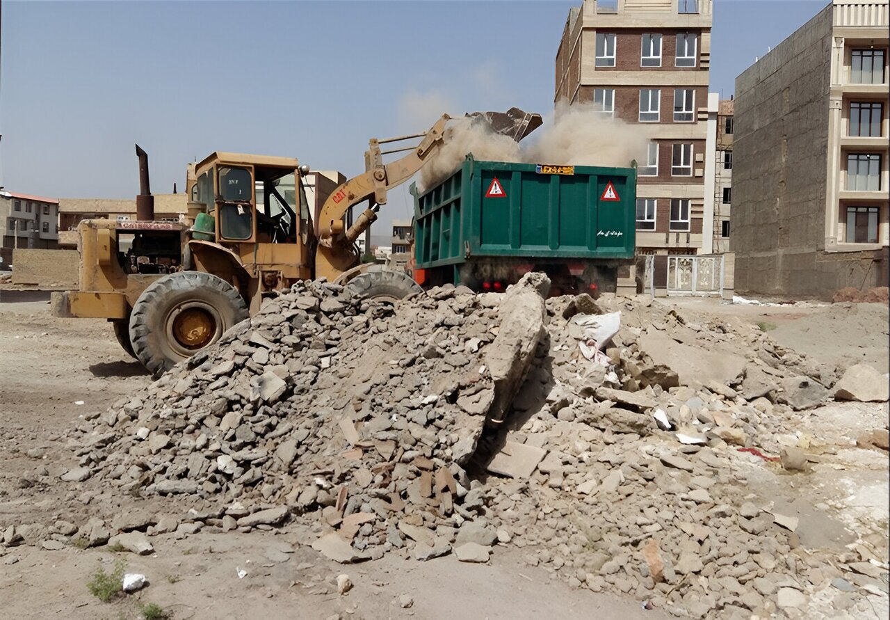 حراج زمین در محل دفن نخاله‌ و زباله!/هشدار درباره بارگذاری‌های ناپایدار در جنوب‌غرب اصفهان