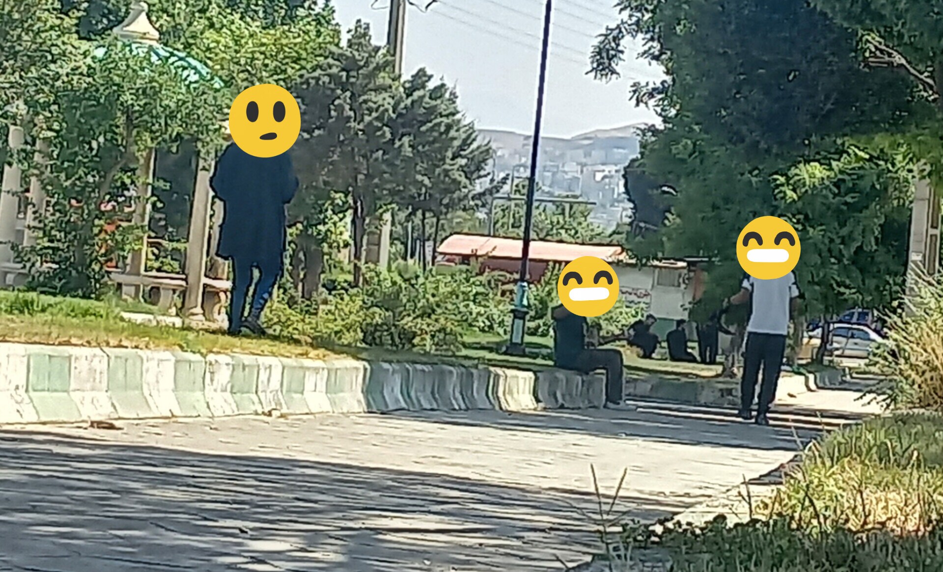 زیر سایه درخت، کنار دود و متلک زیر سایه درخت، کنار دود و متلک