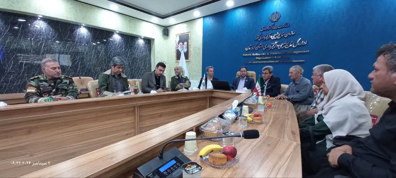 یک سال پس از داغ آبیدر؛ رئیس سازمان منابع طبیعی پای درد دل خانوادههای جانباختگان نشست یک سال پس از داغ آبیدر؛ رئیس سازمان منابع طبیعی پای درد دل خانوادههای جانباختگان نشست